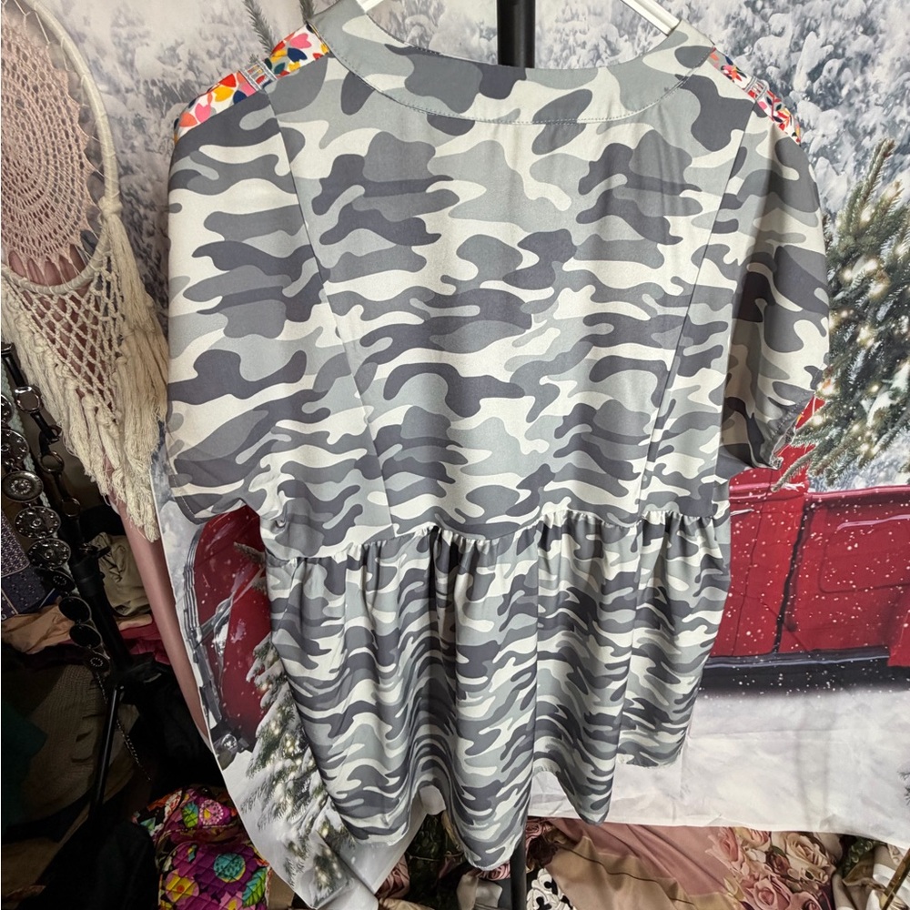 Mixed Print Camouflage Floral Boho Top. Size Large/XL - Picture 4 of 4